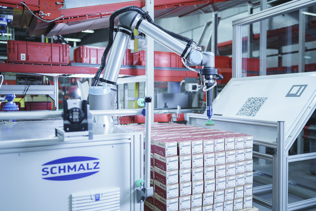 At the Würth distribution center, a cobot, equipped with Schmalz technology, supports the employees in loading the small load carriers.